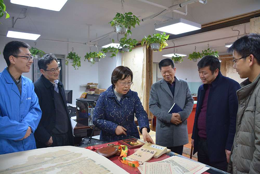省委副秘書長(zhǎng)、省檔案局局長(zhǎng)劉蕓帶隊(duì)來公司開展“服務(wù)企業(yè)、服務(wù)群眾、服務(wù)基層“活動(dòng)2.jpg